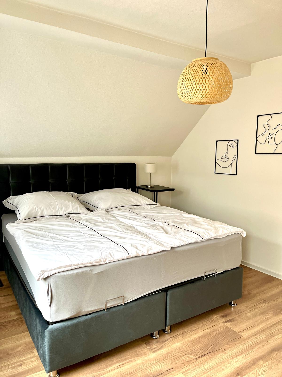 Schlafzimmer mit Kingsize-Doppelbett