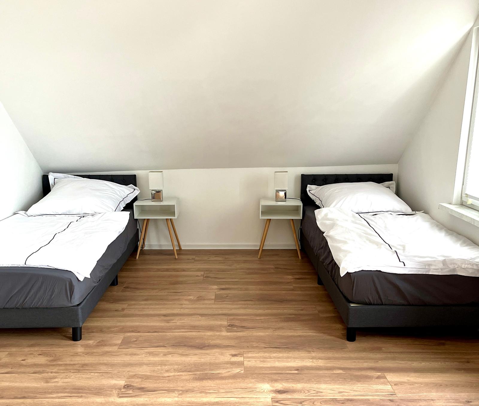 Schlafzimmer mit zwei Einzelbetten